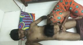 Desi casal gosta de sexo apaixonado no chão 1 minuto 00 SEC