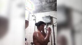 Selfie nua de uma bhabha busty na casa de banho 2 minuto 50 SEC