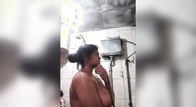 Selfie nua de uma bhabha busty na casa de banho 4 minuto 50 SEC