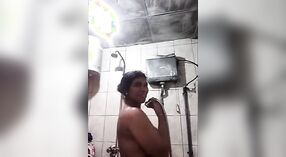 Selfie nua de uma bhabha busty na casa de banho 5 minuto 20 SEC