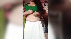 Indian strips kaendahan mudhun kanggo dheweke sari kanggo selfie wuda 0 min 0 sec