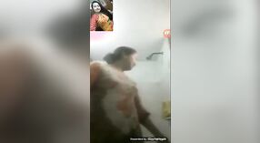 Nude selfie de uma peituda Bangladeshi senhora no banheiro 1 minuto 00 SEC