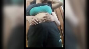 Tía y su joven novio tienen sexo humeante en una habitación india 0 mín. 0 sec