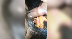 Desi sex MMS: Une femme tamoule fait une pipe sensuelle à un black et le chevauche 0 minute 0 sec