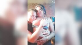 Rondborstig Rajni gets haar borsten fondled door haar man in een steamy voorspel video - 4 min 20 sec