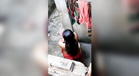Video grabado en secreto de la hora del baño de un bhabha bangladesí 1 mín. 20 sec