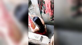Тайно записанное видео о том, как бангладешка бхабха принимает ванну 1 минута 30 сек