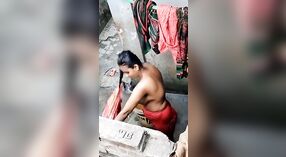 Heimlich aufgenommenes Video von der Badezeit einer bangladeschischen Bhabha 1 min 50 s