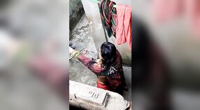Heimlich aufgenommenes Video von der Badezeit einer bangladeschischen Bhabha 2 min 10 s