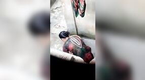 Video grabado en secreto de la hora del baño de un bhabha bangladesí 2 mín. 50 sec