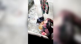 Heimlich aufgenommenes Video von der Badezeit einer bangladeschischen Bhabha 3 min 10 s