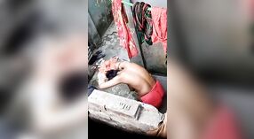 Vídeo gravado secretamente da hora do banho de um Bhabha de Bangladesh 0 minuto 30 SEC