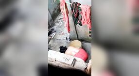 Video grabado en secreto de la hora del baño de un bhabha bangladesí 0 mín. 40 sec