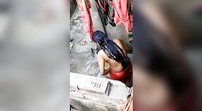 Heimlich aufgenommenes Video von der Badezeit einer bangladeschischen Bhabha 1 min 00 s