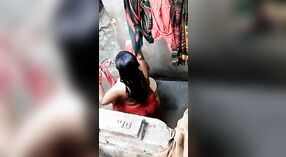 Video grabado en secreto de la hora del baño de un bhabha bangladesí 1 mín. 10 sec