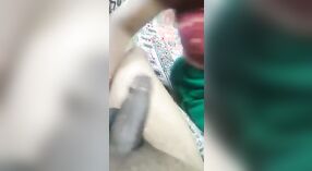 Bhabhi Devar se entrega a masturbação solo e massagem sexual em casa 2 minuto 30 SEC