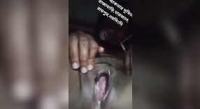 Gadis Bangladesh seksi memamerkan payudaranya dan vagina berbulu dalam video telanjang 3 min 20 sec
