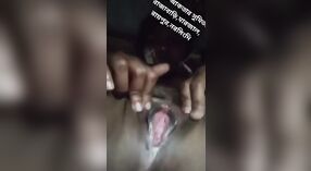 मादक बांगलादेशी मुलीने नग्न व्हिडिओमध्ये तिचे बुब्स आणि केसाळ मांजरीला फडफडले 3 मिन 40 सेकंद