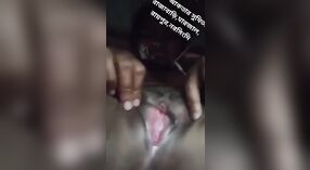 Gadis Bangladesh seksi memamerkan payudaranya dan vagina berbulu dalam video telanjang 4 min 00 sec