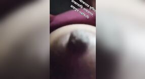 मादक बांगलादेशी मुलीने नग्न व्हिडिओमध्ये तिचे बुब्स आणि केसाळ मांजरीला फडफडले 5 मिन 00 सेकंद
