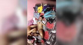 A câmara escondida da família Manali captura um vídeo de sexo escaldante 2 minuto 00 SEC