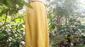 హాట్ ఆంటీ మరియు ఆమె ప్రేమికుడికి ఆరుబయట ఉద్వేగభరితమైన సెక్స్ ఉంది 2 మిన్ 20 సెకను