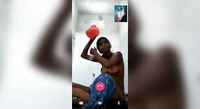 Una llamada desnuda de una niña india sobre su sesión de baño 3 mín. 20 sec