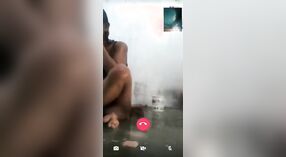 Uma chamada nua de uma rapariga Indiana sobre a sua sessão de banho 0 minuto 40 SEC