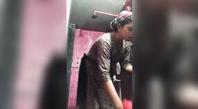 Nagie selfie sexy bengalski bomba kąpiel i zmiana ubrania 5 / min 00 sec