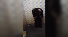 Desi menina é forçada a despir-se e realizar um striptease neste vídeo pornô Indiano 0 minuto 0 SEC