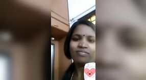 Una esposa del sur de la India engaña a su marido con una videollamada 0 mín. 0 sec