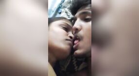 Чувственное видео орального секса пары Дези со страстными поцелуями 3 минута 30 сек