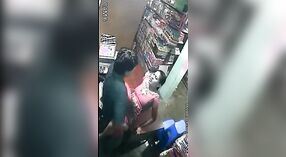 インドの店主のボスとのエロティックな出会いのリークされたビデオ 1 分 40 秒
