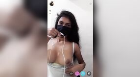 Desi meisje Pirya Bhabhai plaagt en neukt op camera in deze Naakt video 4 min 20 sec