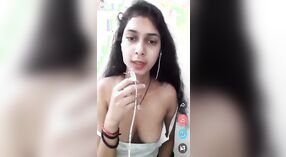 Desi meisje Pirya Bhabhai plaagt en neukt op camera in deze Naakt video 8 min 20 sec