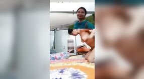 Indiase Paar enjoys doggy style seks met Bengali vrouw 3 min 00 sec