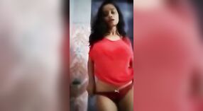 Wanita Asia yang menggemaskan menyenangkan dirinya sendiri dengan dildo di kamar mandi 0 min 0 sec