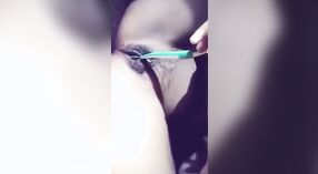 Bengalska piękność używa szczoteczki do zębów, jak jej seks-zabawki w wyciekły wideo 2 / min 50 sec
