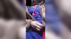 Naakt Indiase schoonheid strips neer en pronkt met haar ample assets 1 min 20 sec