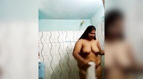 Desi BBW zia gode solo playtime in il bagno 0 min 0 sec