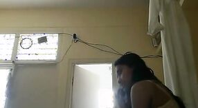 लपलेल्या कॅम व्हिडिओमध्ये देसी किशोर तिच्या अंतर्वस्त्रावर खाली उतरते 8 मिन 40 सेकंद