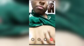 Tia Taznin Karim fica socado por um enorme galo negro neste vídeo quente 1 minuto 40 SEC