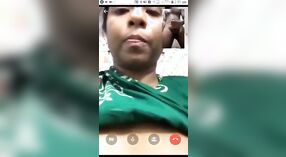 Tia Taznin Karim fica socado por um enorme galo negro neste vídeo quente 4 minuto 00 SEC