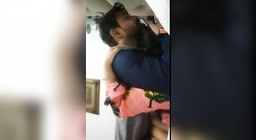 Indyjski hotel pokój seks taśma z namiętny zakochani 4 / min 20 sec