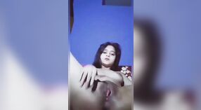 Sexy bengalisches Mädchen genießt eine Masturbationssitzung mit Gurkenmotiven 3 min 20 s