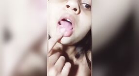 Seksi bengali gadis nikmati sesi masturbasi kanthi tema timun 5 min 00 sec