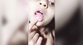 Sensual Bengali menina goza uma cucumber-themed masturbação sessão 5 minuto 00 SEC