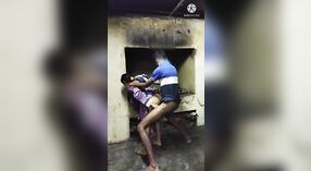 Desi porno wideo features a zrogowaciały chłopak i an indyjski mamuśki w a standing seks pozycja 2 / min 00 sec