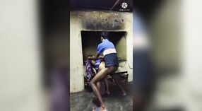 Desi porno wideo features a zrogowaciały chłopak i an indyjski mamuśki w a standing seks pozycja 3 / min 00 sec