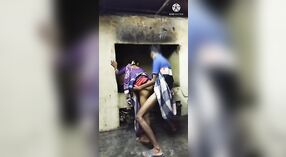 Desi porno wideo features a zrogowaciały chłopak i an indyjski mamuśki w a standing seks pozycja 1 / min 00 sec